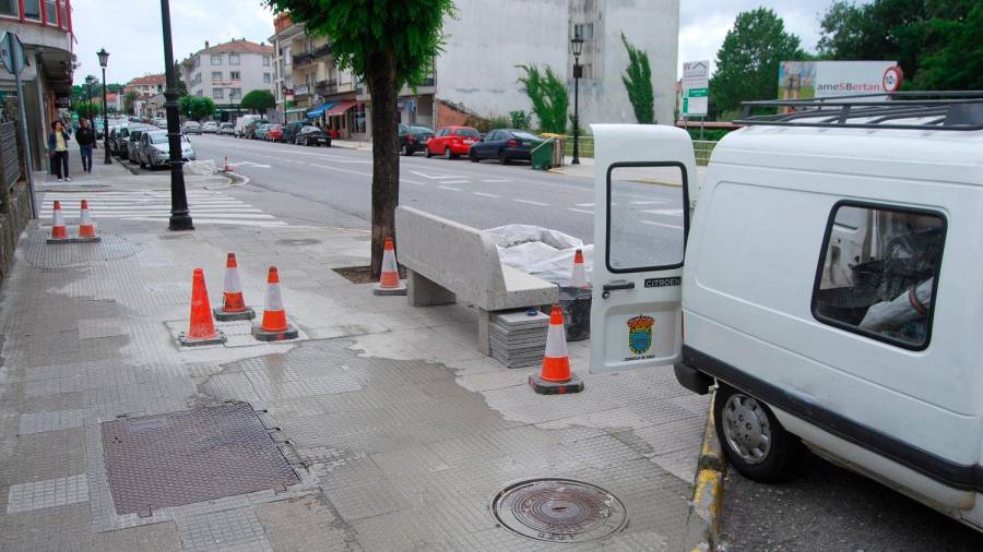 Una anterior intervención para reparar aceras en la avenida da Maía de la capital municipal, también a cargo del gobierno tripartito. Foto: CDA