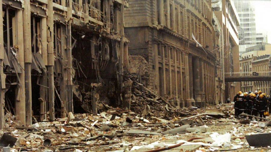 1993. Esta fotografía muestra los daños provocados por la detonación de una bomba de la Armada del IRA en Londres, Reino Unido. (Autor, EFE y la City of London Police)