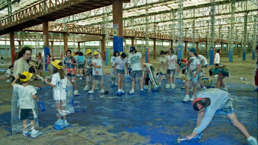 Una de las actividades celebrada en la Feira das Mentiras de 1998 consiguió teñir de azul el suelo del antiguo mercado de ganado. Foto: F. Blanco
