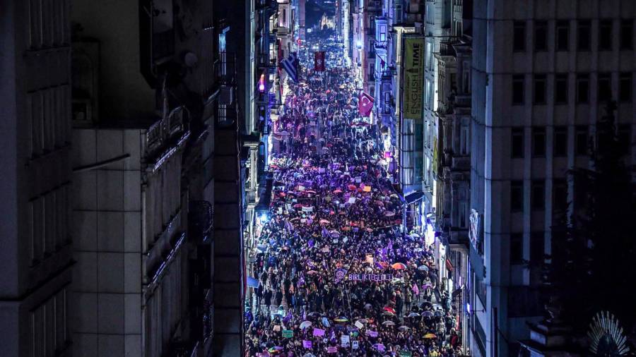 Vista general de la manifestación en la avenida Istiklal de Estambul en Turquía. (Fuente, elpais.com)
