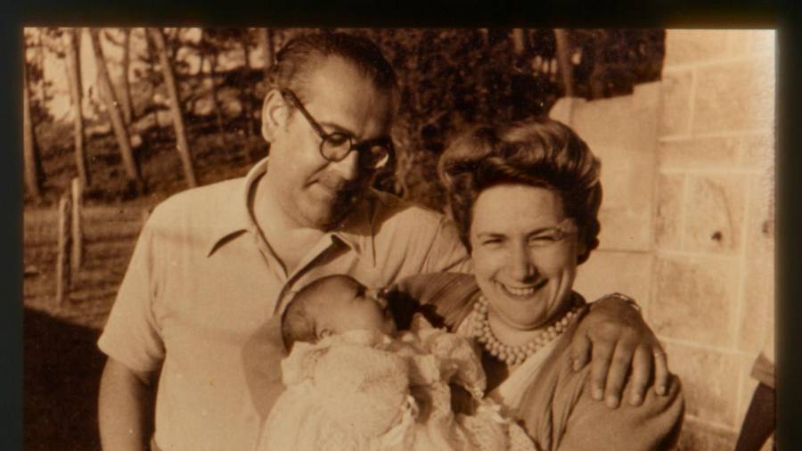 Con Jesusa Sineiro, a súa muller, e un dos seus fillos no desterro en Coruxo. Foto:Fundación Plácido Castro
