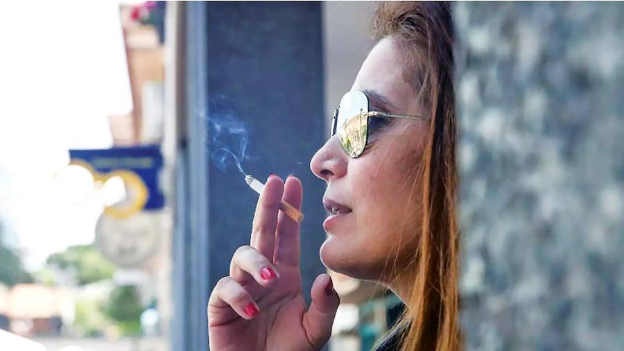 mujer fumando un pitillo. La economía de un fumador se ve muy mermada, teniendo en cuenta que cada cajetilla ronda los 5 euros. Foto: R. Rubio