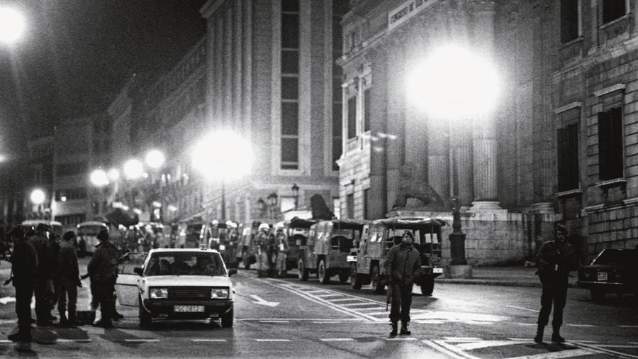 Distintas secuencias de la histórica jornada del 23 de febrero de 1981 y de la manifestación posterior con presencia de todas las fuerzas parlamentarias en defensa de la democracia y las libertades públicas. Fotos: Efe