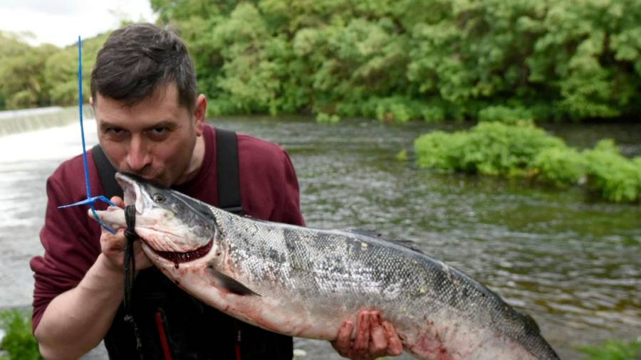 Diego José Ortega bicando o primeiro salmón que pescou. Foto: Sangiao