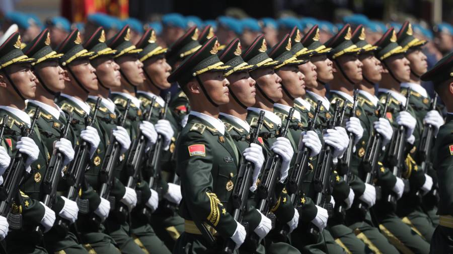 Soldados chinos liberados participando en el desfile. (Autor, Pavel Golovkin. Fuente, EFE)