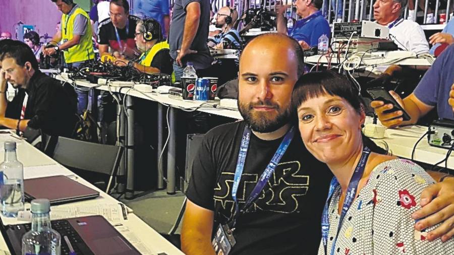 La autora con su compañero Óscar de la Fuente cubriendo la Supercopa de España de Baloncesto. Foto: ECG