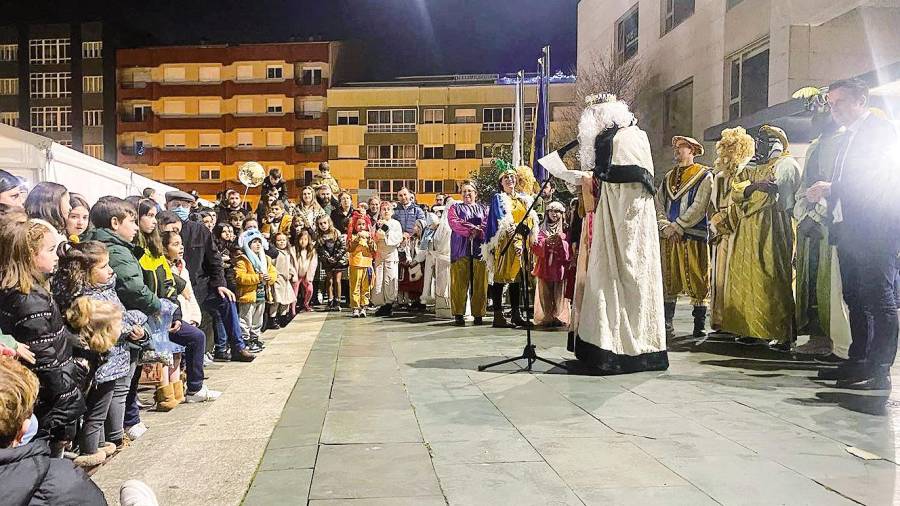 BOIRO. En la foto inferior, Melchor se dirige a los asistentes a la recepción en la Plaza de Galicia de Boiro en presencia del alcalde, dcha. Foto: C.B.