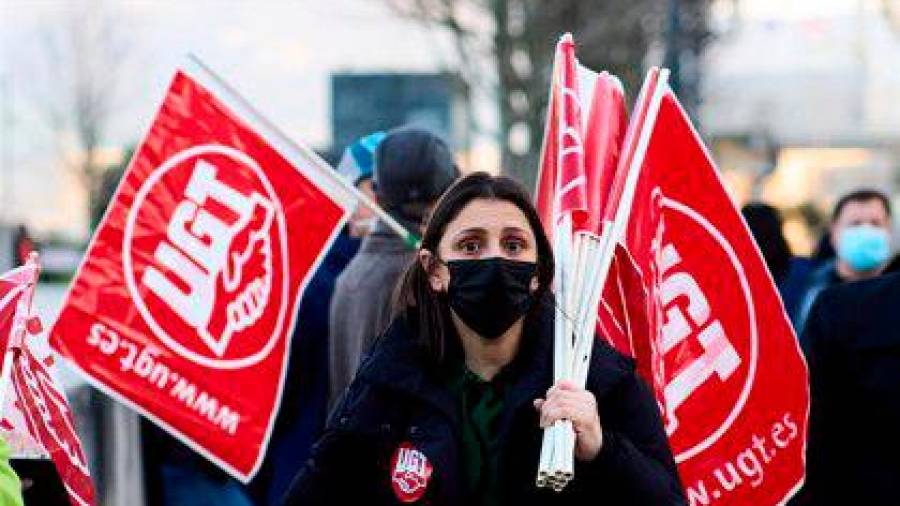 se avecinan manifestaciones para lograr un pacto salarial entre sindicatos y la patronal. En la imagen, una mujer con varios banderines de UGT en una manifestación. Foto: E.press / Archivo.