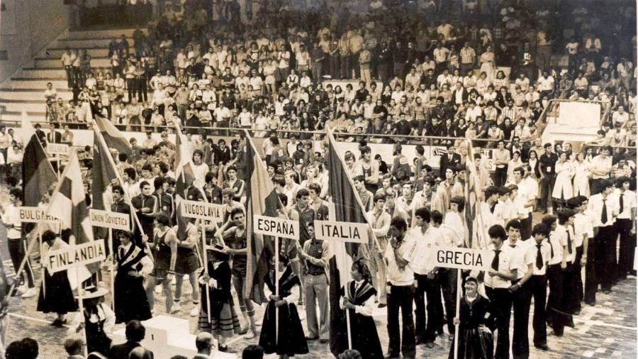 1976. Clausura del Campeonato de Europa Junior de baloncesto (Eujubasket) celebrado en el Multiusos Fontes do Sar. Santiago de Compostela. (Fuente, El Correo Gallego).