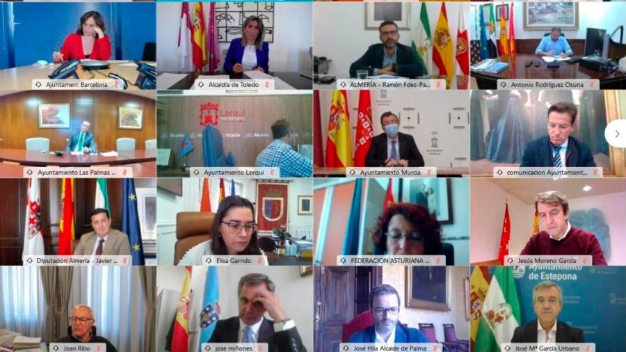 Videoconferencia convocada pola FEMP cos ministros de Sanidade, Salvador Illa, e de Política Territorial e Función Pública, Carolina Darias e alcaldes e alcaldesas de toda España.