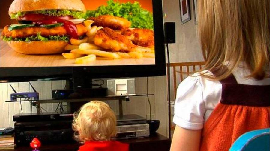 INFLUENCIA. Los niños de algunos países ven hasta 30.000 anuncios televisivos en un año