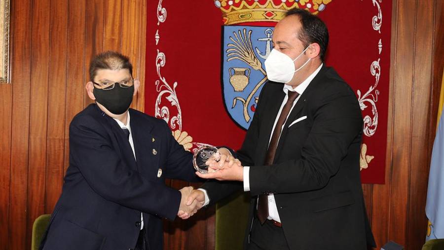 Adrián Verdes, á esquerda, recibindo a distinción de mans do alcalde de Malpica, Walter Pardo. Foto: C. M.