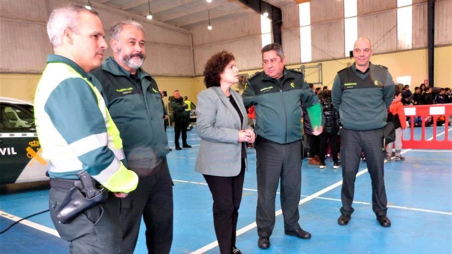 A subdelegada do Goberno, María Rivas, con membros da Garda Civil. Foto: Concello de Vimianzo