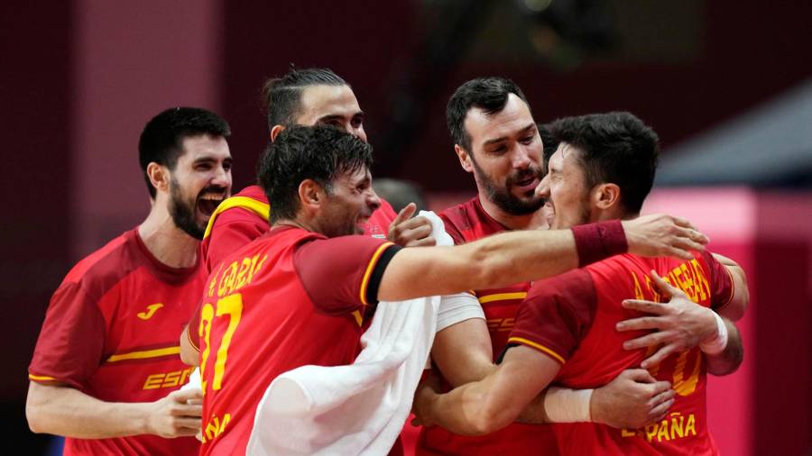 A POR UN PASO MÁS Los jugadores de la selección española de balonmano celebran el pase a semifinales. Foto: COE