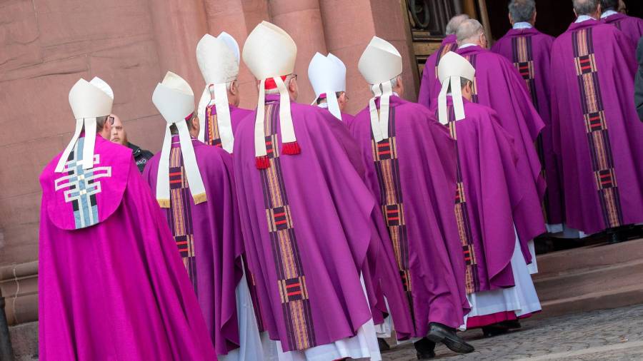 Obispos asisten al funeral del cardenal alemán Lehmman en Mainz. (Autor, Thorten Wagner. Fuente, EFE)