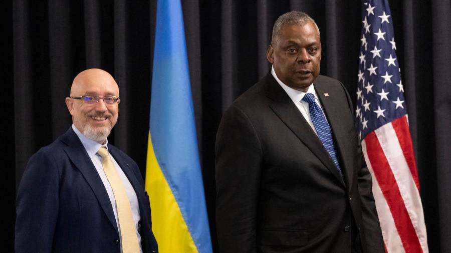 El ministro de Defensa ucraniano, Oleksii Reznikov (izquierda), y el secretario de Defensa estadounidense, Lloyd Austin