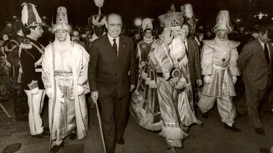 Los Reyes Magos entrando en la plaza del Obradoiro en el año 1987, junto al alcalde, Ernesto Vieitez. Foto: Jorge Gómez
