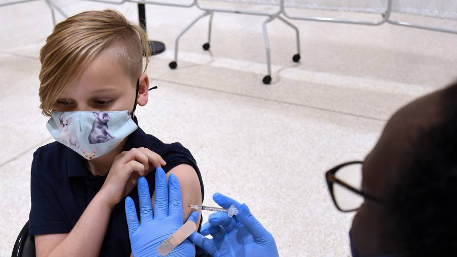 Un niño recibe una inyección de la vacuna contra la COVID-19 de Pfizer en un centro de vacunación para niños de 5 a 11 años en Eastmonte Park en Altamonte Springs, Estados Unidos, a 09 de noviembre de 2021. - Paul Hennessy/SOPA Images via ZU / DPA