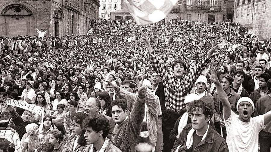 EUFORIA NA PRAZA DA QUINTANA. Imaxe da celebración do ascenso da SD Compostela a Primeira División, o 2 de xuño de 1994. Foto: ECG