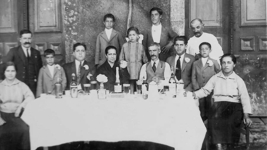LA PEQUEÑA BALBINA, centro, en una histórica foto rodeada por sus padres, algunos de sus 13 hermanos y parientes Foto: ECG
