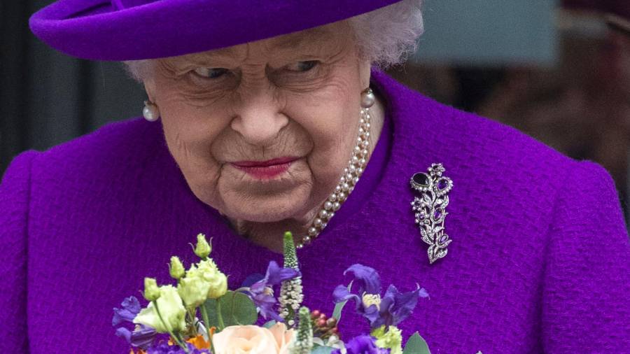 La reina Elizabeth II asistiendo al Royal National ENT and Eastman Dental Hospital en Londres. (Autor, Facundo Arrizabalaga. Fuente, EFE)