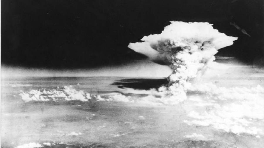 Esta fotografía tomada por el ejército de los EE.UU muestra una nube con forma de hongo elevándose sobre Hiroshima. (Fuente, es.euronews.com)