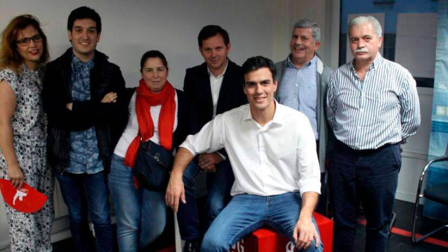Sánchez, en primer término, con el regidor de Ames y parte de su equipo detrás. Foto: PSOE