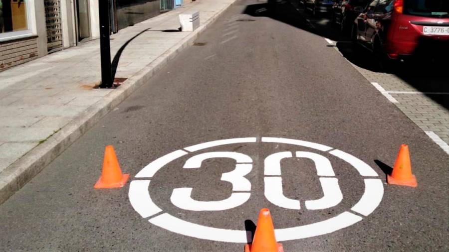 Sinalización de limitación de velocidade a 30 quilómetros por hora nunha rúa de Boiro. Foto: C.B.