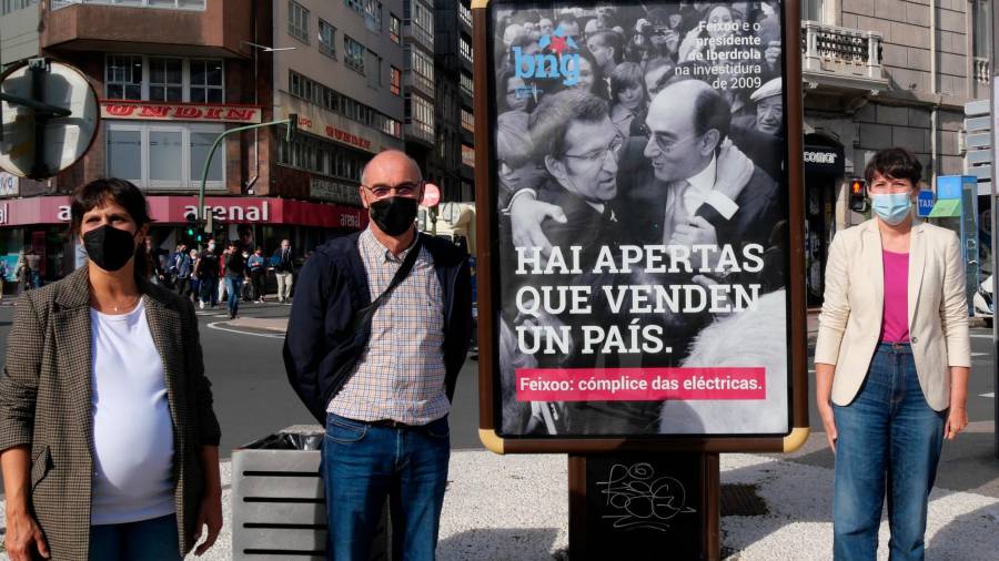 Electricidade. A líder nacionalista, Ana Pontón, á dereita da imaxe, cos concelleiros na Coruña Francico Jorquera e Avia Veira, na presentación da campaña . Foto: BNG