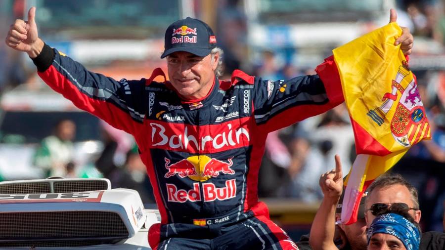 GANADOR Carlos Sainz, celebrando su victoria en el Dakar 2020, en Arabia Saudí. Foto: EFE