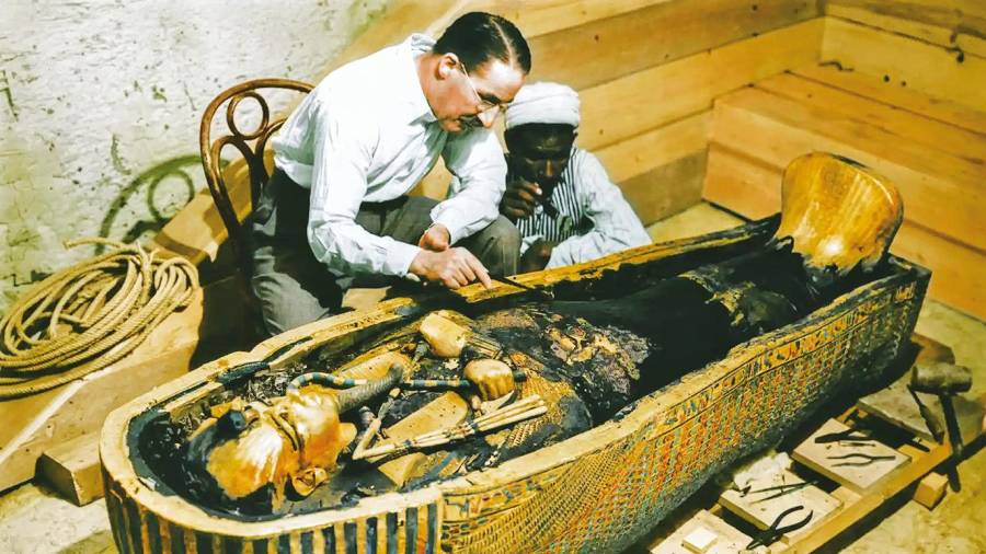 Carter examinando el tercer ataúd de Tutankamón, el de oro macizo.