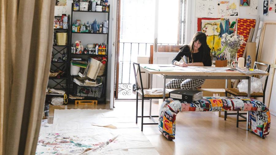 Pereiro realizando uno de sus diseños, en su estudio de Madrid. Foto: ECG