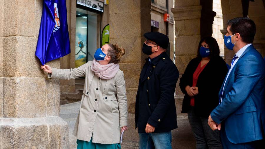 HOMENAXE. Elena Cuerda descubre a placa que lembra a memoria do cineasta na esquina da Praza Maior de Ourense