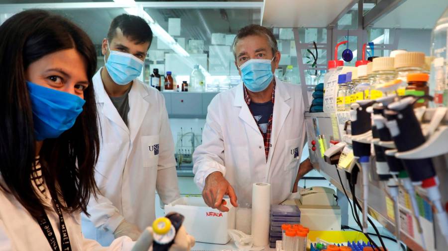 en busca de la vacuna. Martínez-Costas, izquierda, junto a dos miembros de su equipo en el laboratorio del Cenro Singular de Investigación en Química Biológica de la Universidade de Santiago Foto: Xoán Rey
