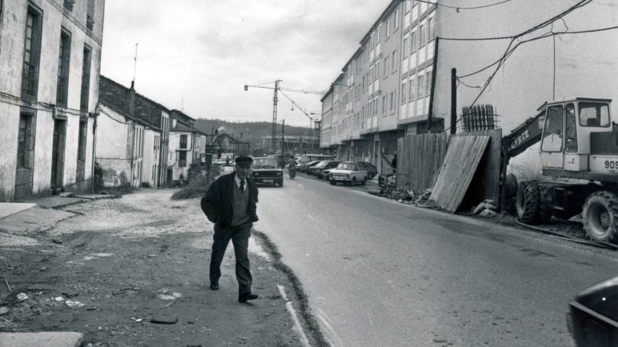 OBRAS en la avenida de Vilagarcía, en la parte de Conxo, a finales de la década de los 80, en el inicio de su desarrollo urbanístico. Foto: M. Blanco