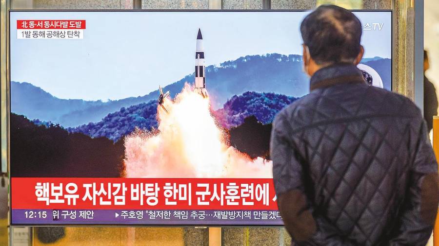 Lanzamiento. En la imagen, un hombre viendo las noticias en televisión en Corea del Sur , donde informan del lanzamiento de misiles. Foto: EP 