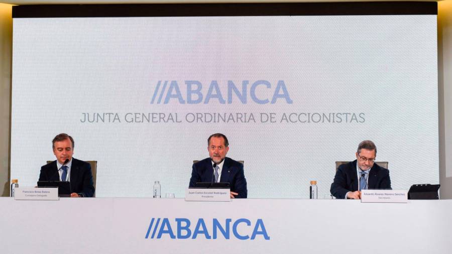 Por la izquierda, el consejero delegado de Abanca, Francisco Botas Ratera, el presidente, Juan Carlos Escotet, y el secretario del consejo, Eduardo Álvarez-Naveiro. Foto: Abanca