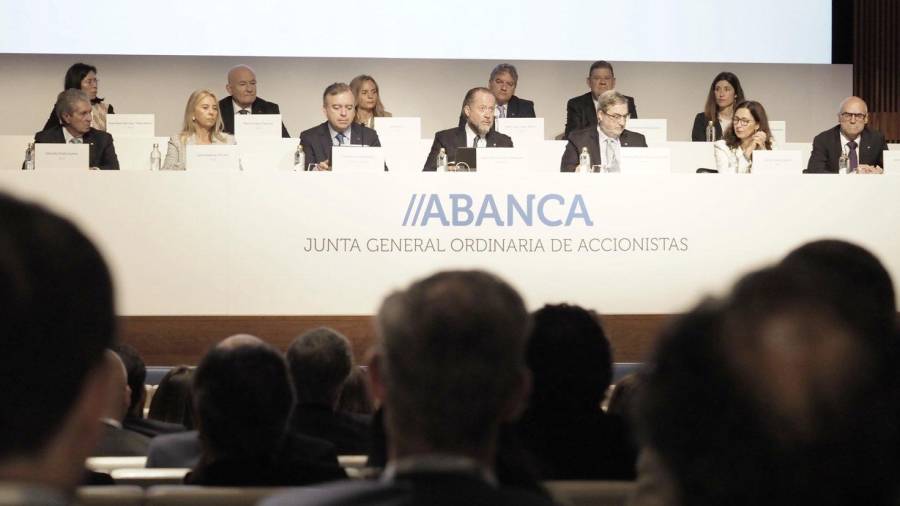Juan Carlos Escotet, en el centro, durante la reunión de la junta de accionistas. Foto: ECG