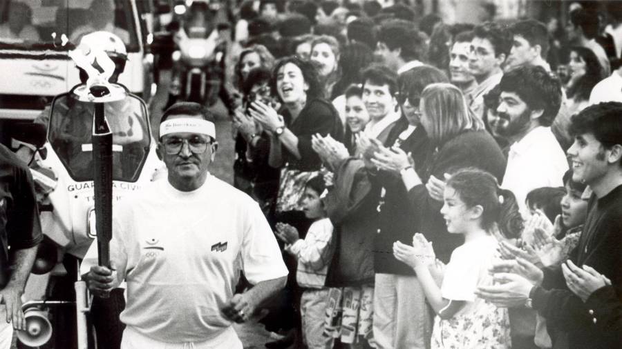 El entonces concejal de Deportes, Carlos Nieves, recorriendo en el año 1992 las rúas del Ensanche en dirección al casco histórico. Foto: ECG