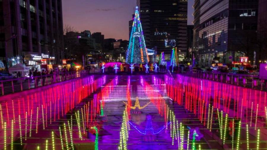 Corea del Sur. La zona de Cheonggyecheon, en Seúl, se ha hecho famosa por sus iluminaciones navideñas, que cada año giran en torno a un concepto diferente. (Fuente, businessinsider.es)