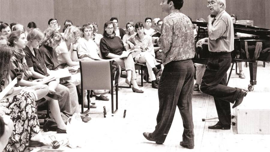zumalave con su colega alemán Helmuth Rilling durante una clase en Santiago a mediados de los años 90