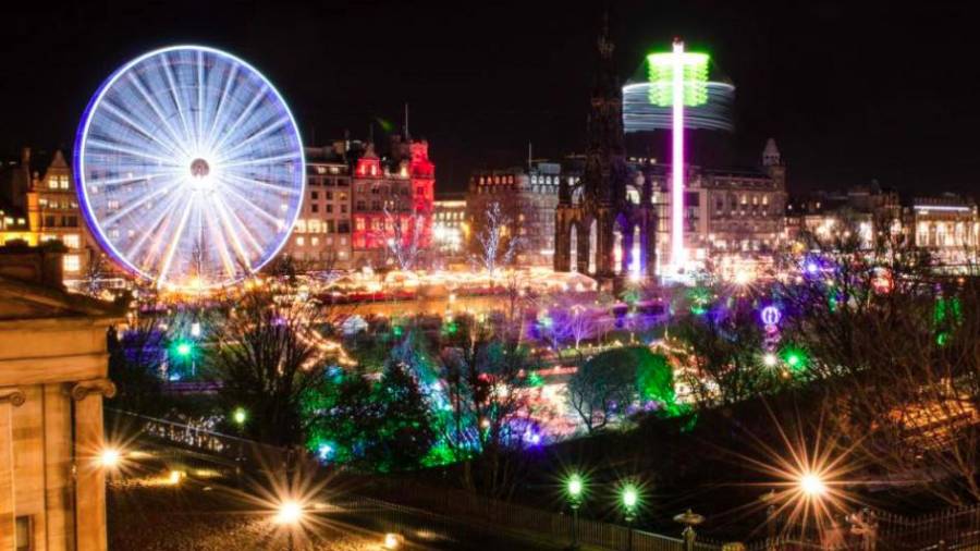 Escocia. Un alto mirador sobre el mercado navideño de Edimburgo y las atracciones de Princes Street Gardens son los mayores atractivos para los visitantes que pueden pasear por las calles, comprar productos en docenas de puestos y, por supuesto, ver las hermosas luces navideñas. (Fuente, businessinsider.es)
