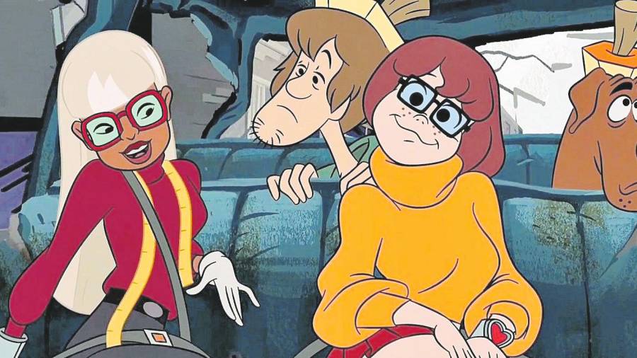 La protagonista de la serie ’Velma’ con el resto de los personajes animados.