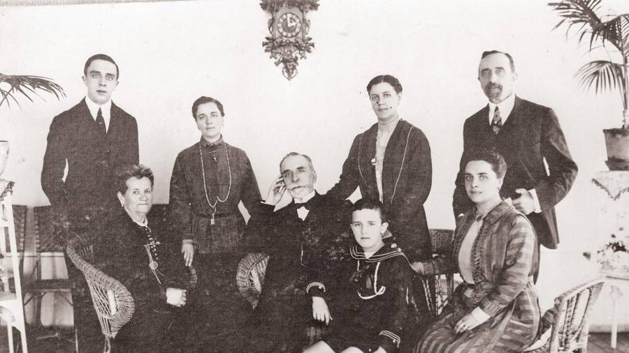 O matrimonio propietario do Pazo de Galegos, formado por Maximiliano Linares Rivas e Fanny Amil-España, coas súas fillas, María (esquerda), Daniela (dereita) e Rosario (terceira pola esquerda, de pé). Foto: C. de Frades