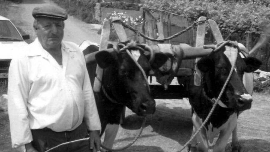 MONCHO DE ASADOS. Moncho, veciño de Asados, co seu carro a mediados do século pasado. Foto: Comoxo-Santos