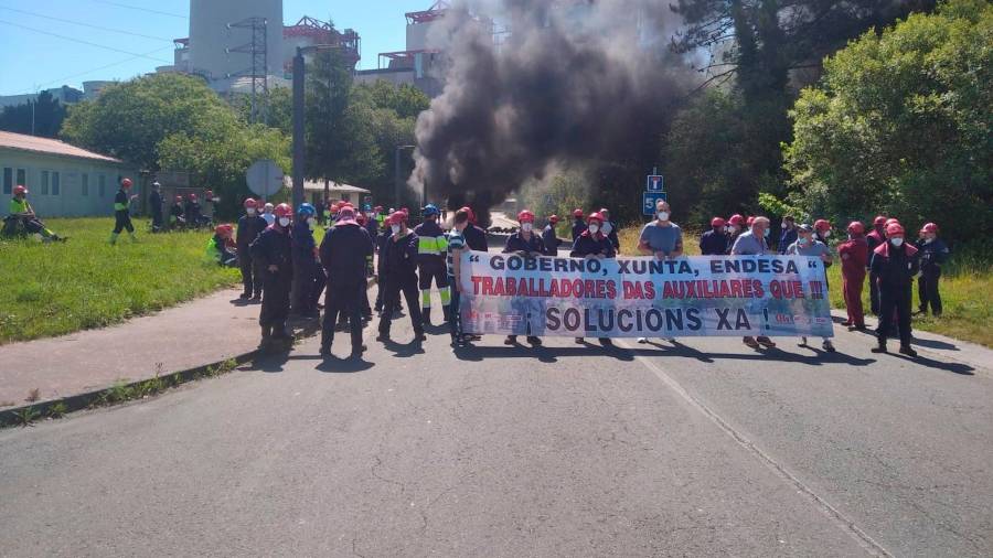 Barricada de trabajadores de las auxiliares de Endesa en As Pontes que protestan por su futuro. Foto: Europa Press