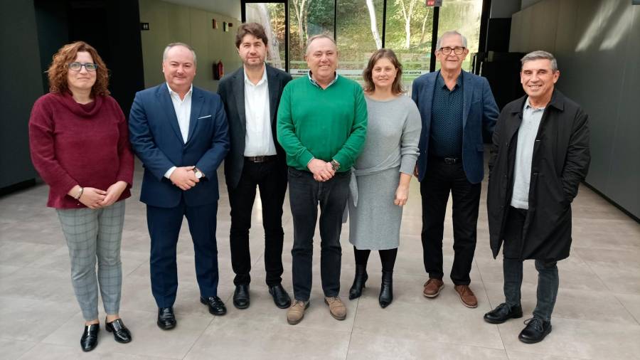 Alcaldes y representantes locales de A Coruña, Laracha, Carballo, Culleredo y Arteixo en la reunión de este martes. Foto: C. A.