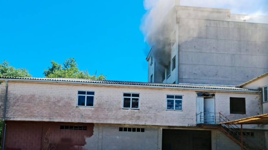 Detalle del humo saliendo de la parte alta de un inmueble, en las proximidades de Correos en Sigüeiro. Foto MB