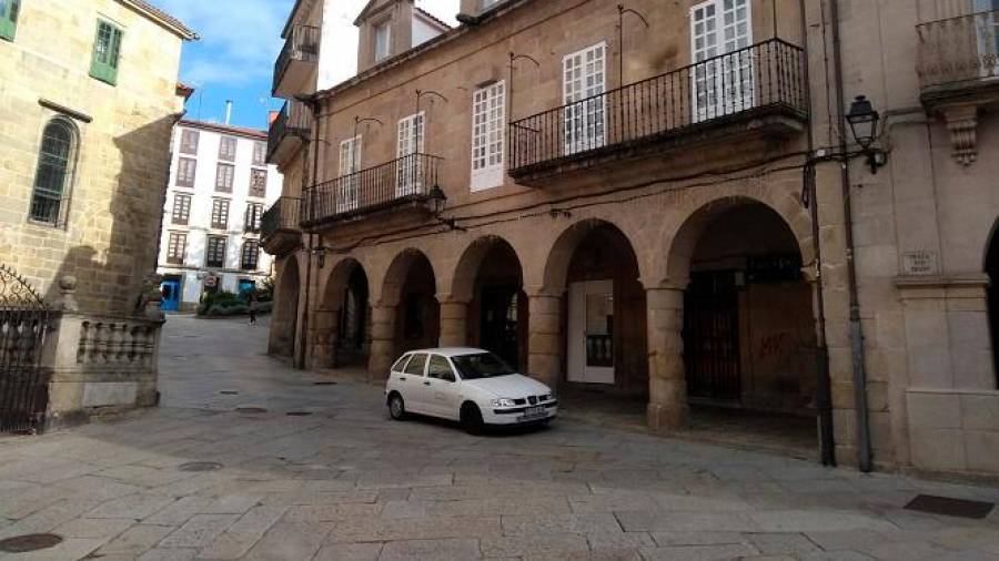 Ourense. Fachada del Fogar do Transeúnte, ubicado bajo los soportales del centro de la ciudad. Foto: Commons