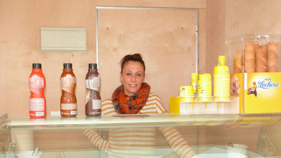 Yaiza Fernández, unha das xerentes da xeadería María Lola no Ézaro. Foto: J. M.